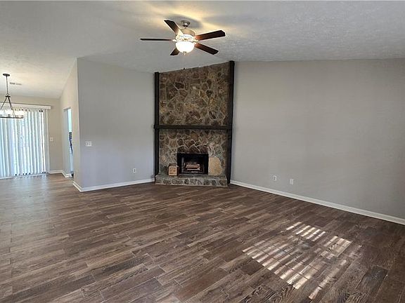 4th image of 2667 Camelot Ct