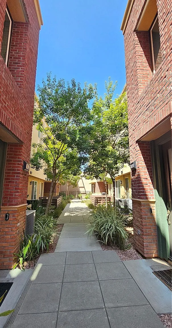 3 bed, 2.5 bath, 1620 sqft, $3,400 — Photo 3