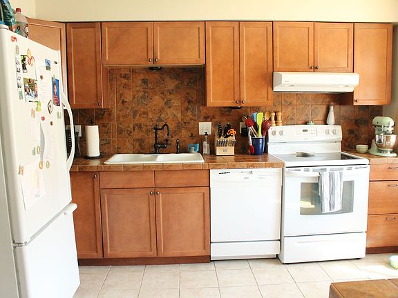 Updated Tile Backsplash and Appliances!