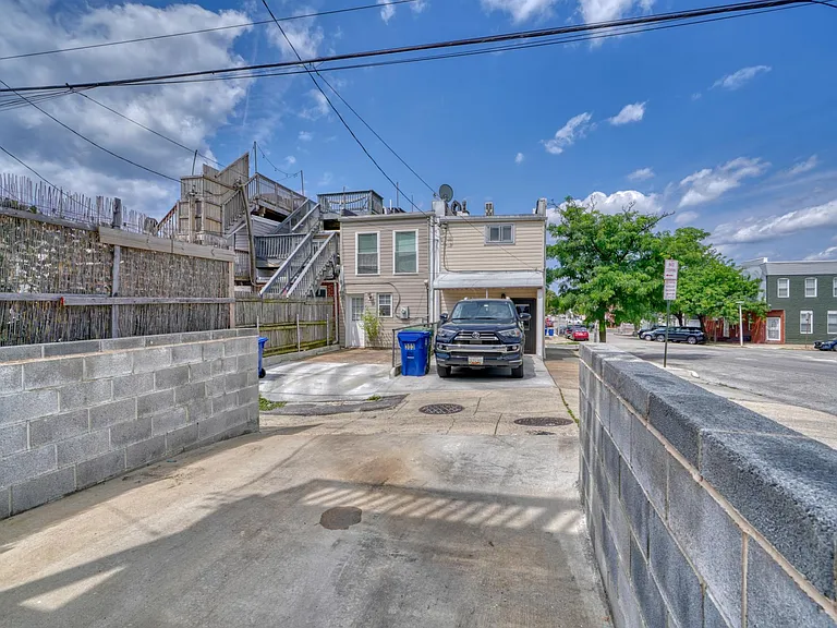 300 S Clinton St — Photo 50