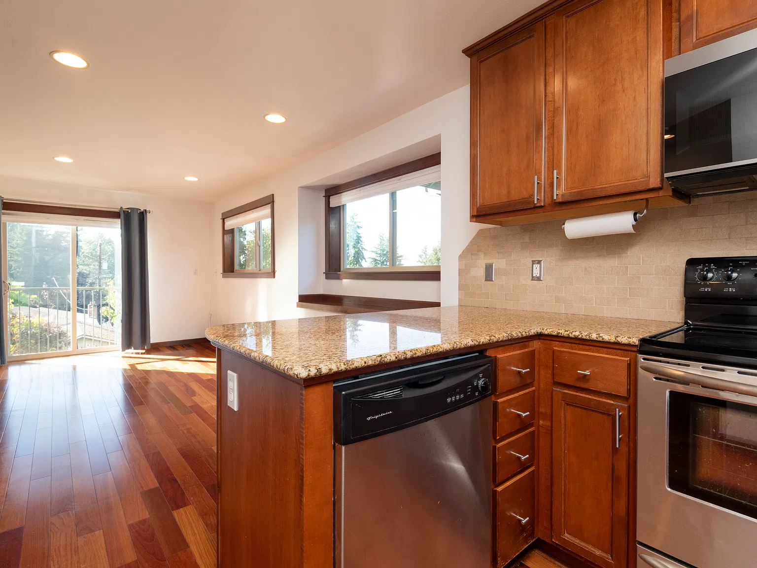 3 bed, 2.5 bath, 1050 sqft, $2,995 — Photo 4