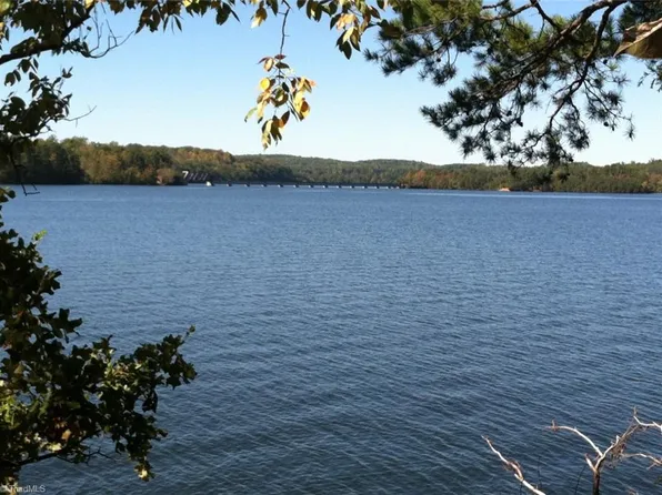 121 Kingfisher Ct, New London, NC 28127