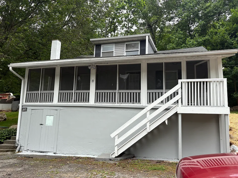 8 Cedar Ln