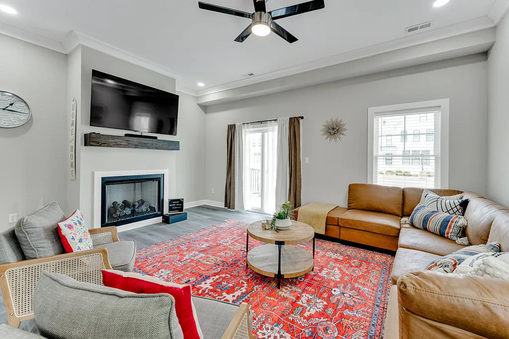 4 bed, 2.5 bath, 2027 sqft, $10,500 — Photo 3