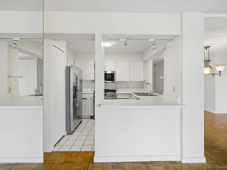 170 W Broadway #4H — Photo 13