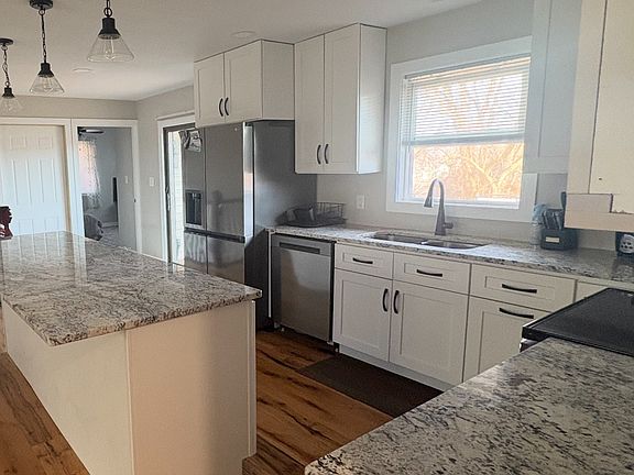 Big open Island counter-top with lots of cabinet storage on the one side
Double Sink, Pull-out Trash in Cabinets
