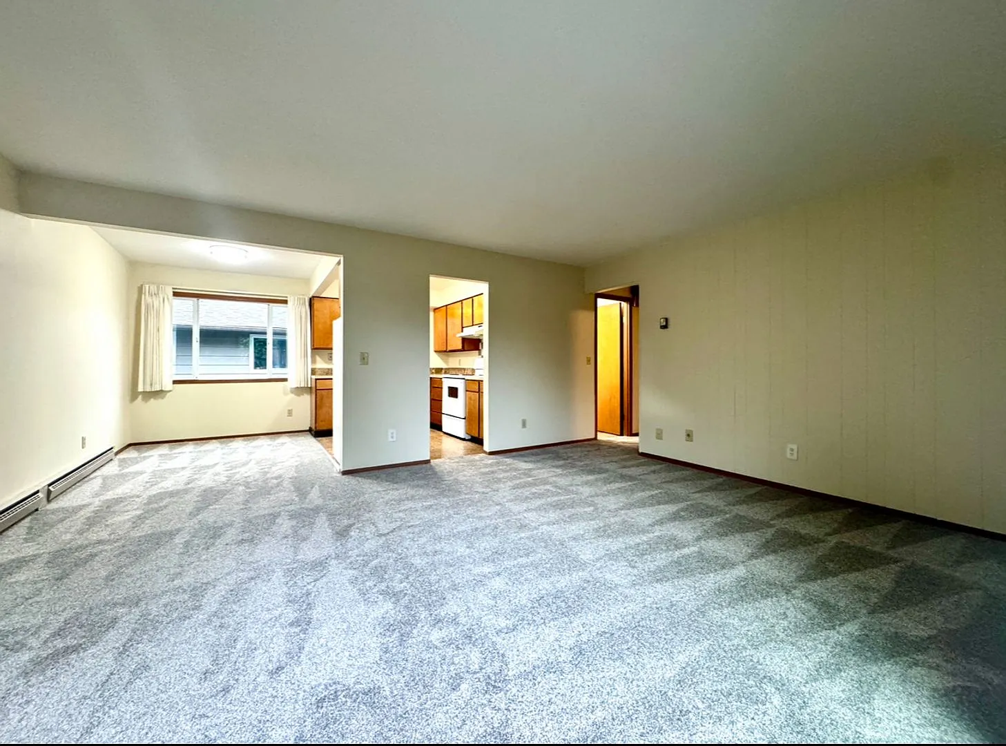 0101-01 - Crownaire Apartments — Photo 3