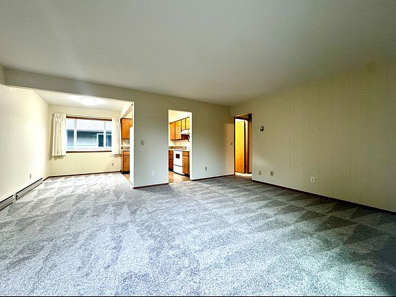 3rd image of 1802-1820 NE Schuyler St #1804