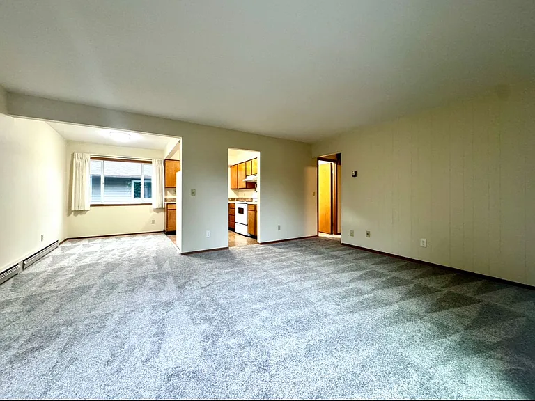 0101-01 - Crownaire Apartments — Photo 3