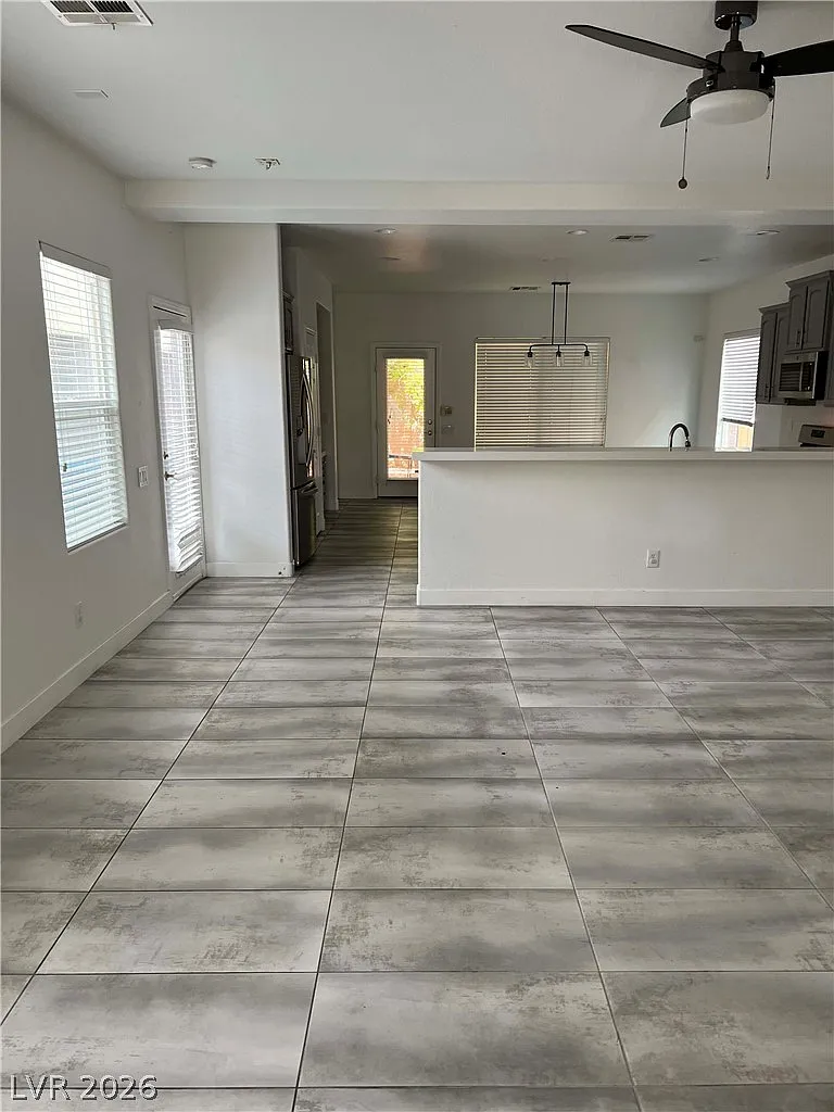 3 bed, 2.5 bath, 2057 sqft, $2,450 — Photo 2