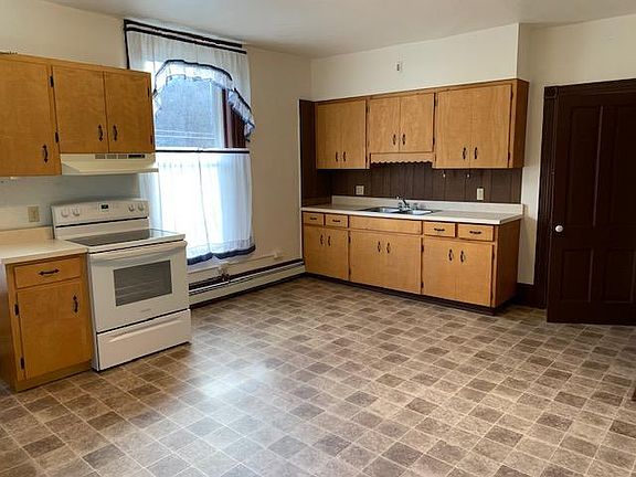 Large Kitchen with Electric Stove, Refrigerator, Eat-in Area, Pantry, lots of cabinet/counter space