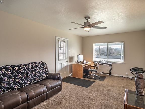 5th image of 742 Meadow Ave