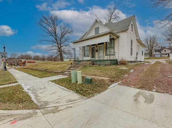 225 N 3rd St, Boonville, IN 47601