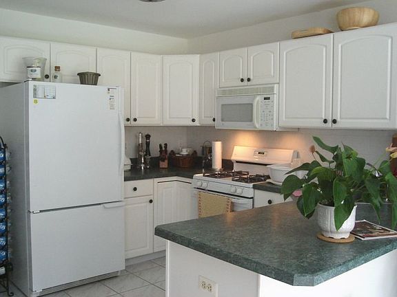 Bright kitchen w/sliders to patio