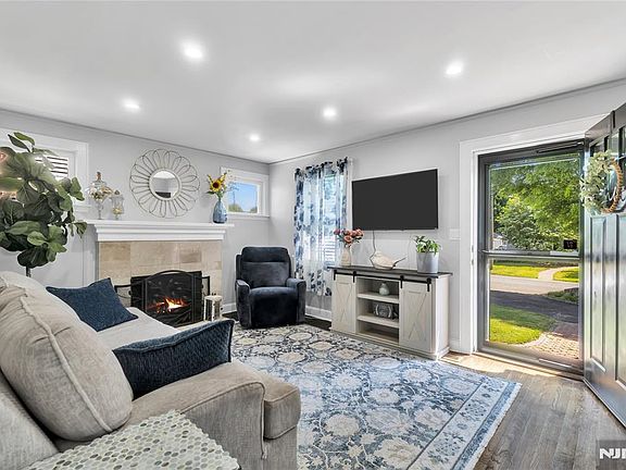 4th image of 40 Merritt Avenue