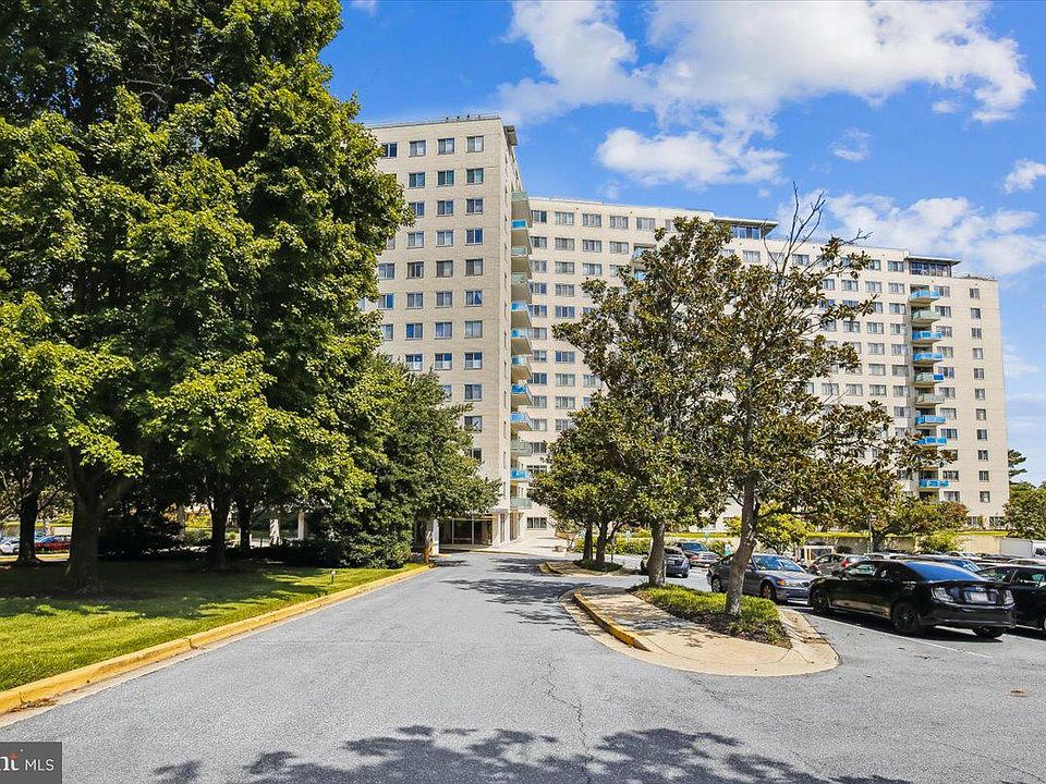1st image of 10201 Grosvenor Pl APT 1009