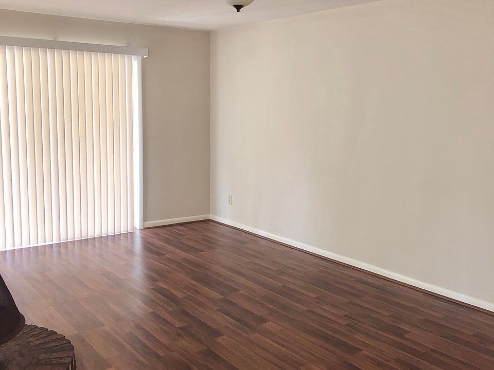 Super Spacious Living Room w/ Ceiling Fan