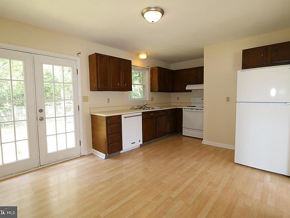 5th image of 353 Yorkshire Dr