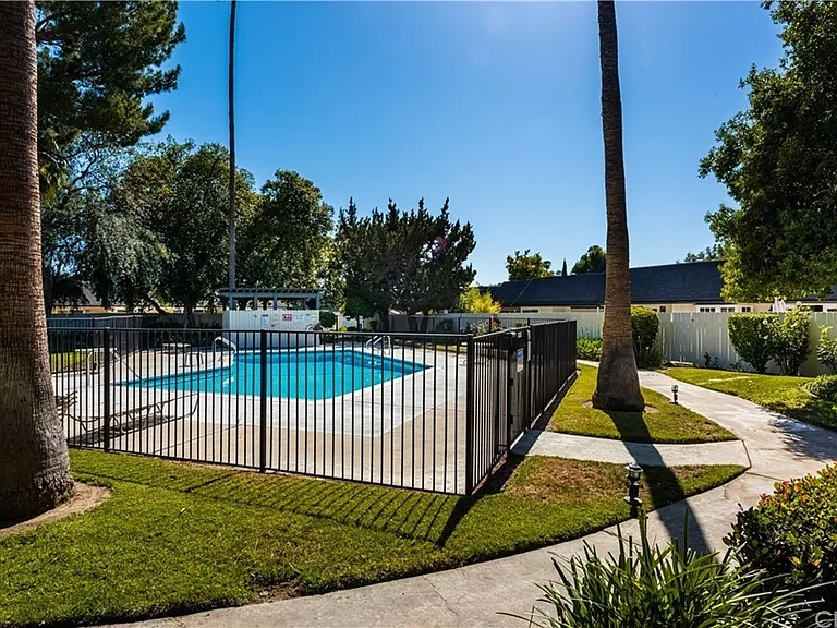 1351 Victoria Dr — Photo 3