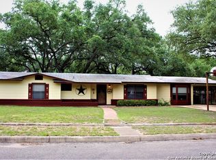 507 Hickory Hwy, Devine, TX 78016