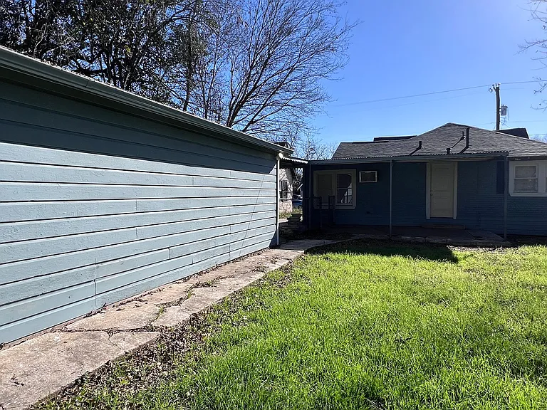 215JENNING S St — Photo 16