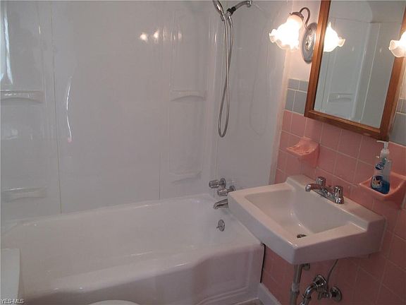 4th image of 37 Edgewater Dr