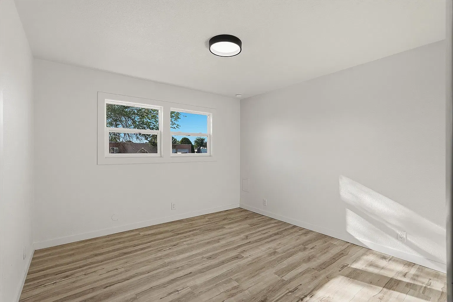 4 bed, 1951 sqft, $2,550 — Photo 3