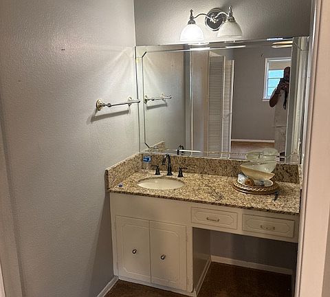 5th image of 411 Hacienda Cir