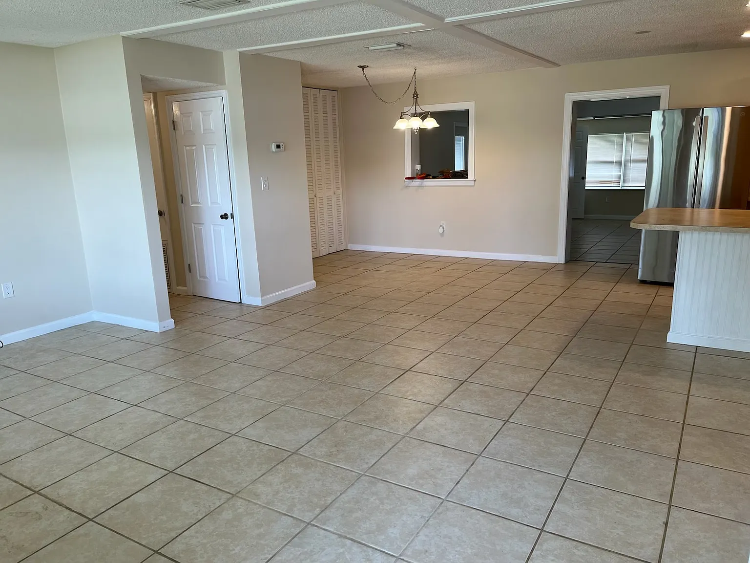 3 bed, 2.5 bath, 1100 sqft, $2,100 — Photo 3