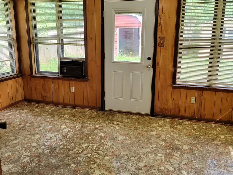 407 Daniels St — Photo 2