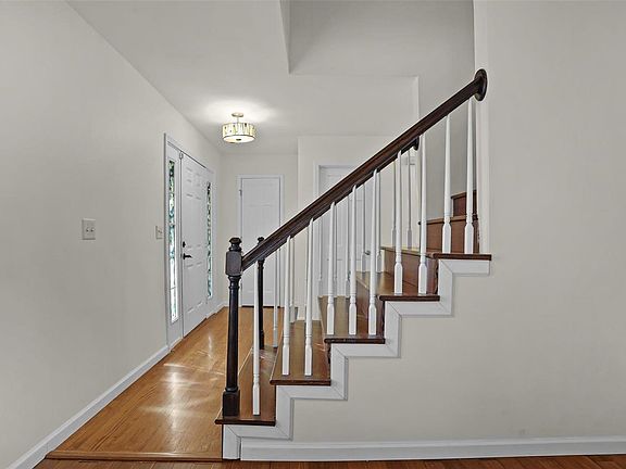 4th image of 107 Burns Farm West Ct