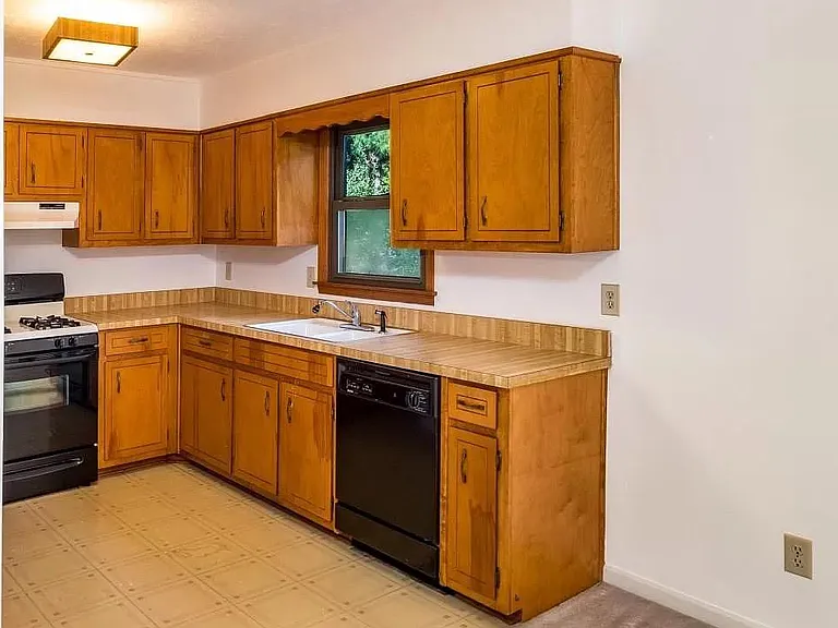 1146 Hutch Ln — Photo 10