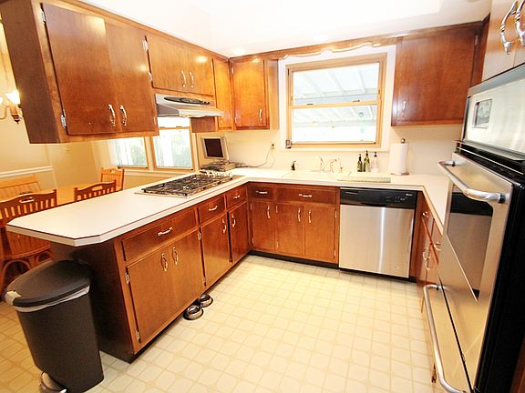 5th image of 255 Prospect St