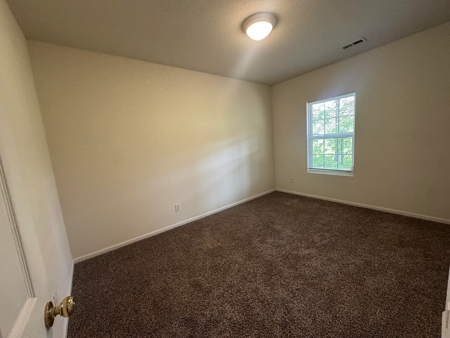 3 bed, 2.0 bath, 1194 sqft, $1,550 — Photo 2