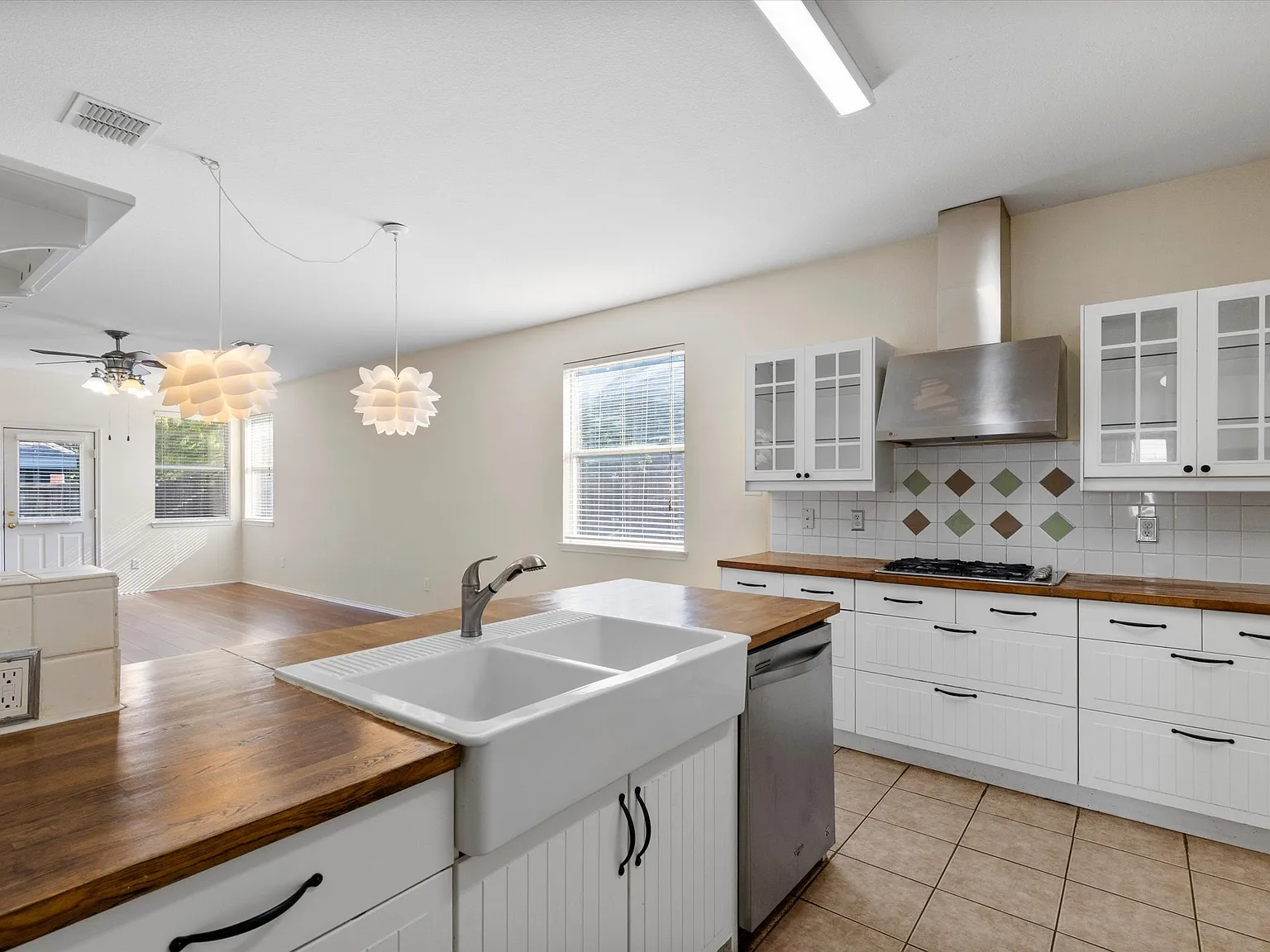 4 bed, 2297 sqft, $2,600 — Photo 4