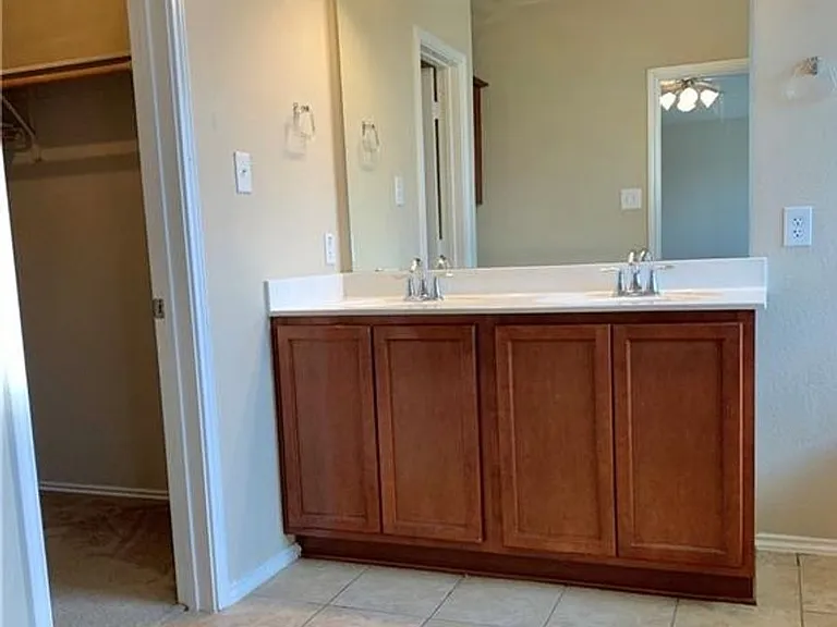 2103 Scott Dr — Photo 10