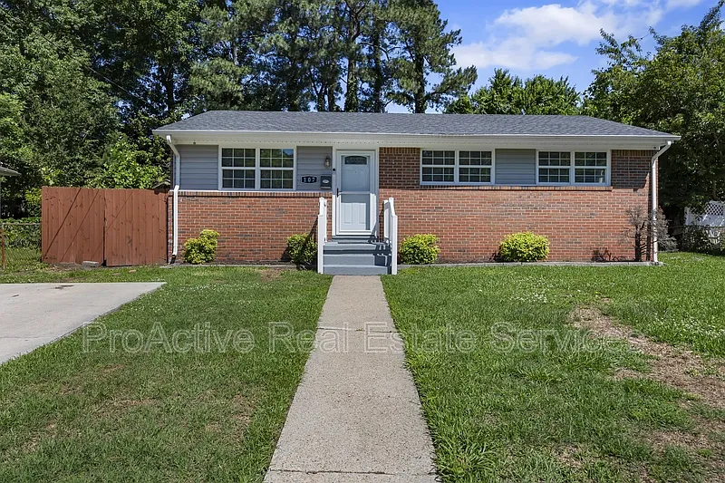 3 bed, 1.0 bath, 950 sqft, $1,950 — Photo 2