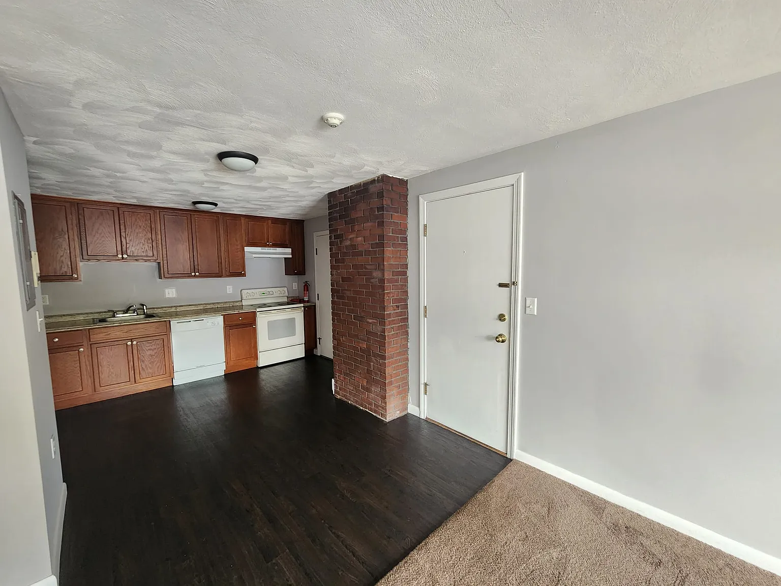 2 bed, 704 sqft, $2,100 — Photo 2