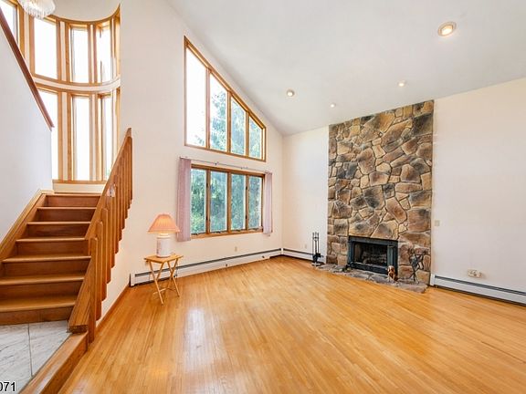 5th image of 25 Wood Chase Ln