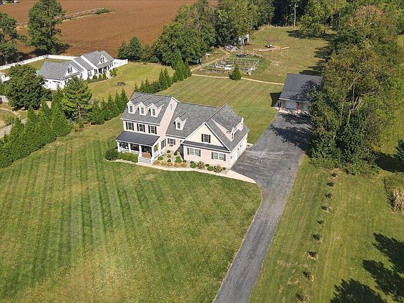 3rd image of 275 Bloomfield Dr