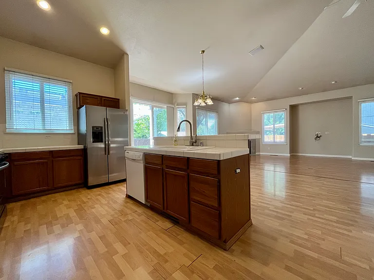 7481 Celeste Dr — Photo 5