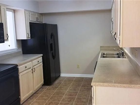 3rd image of 804 Folly Ct Unit B