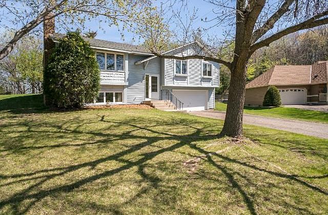 Beautiful home on a large cul-de-sac lot in a demand Burnsville neighborhood that's close to everything!