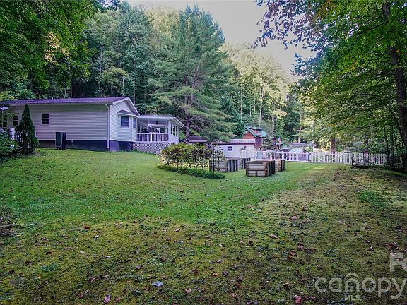 3rd image of 1815 Longbottom Rd