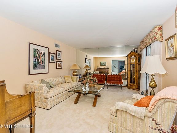 3rd image of 912 Abbotsford Ln