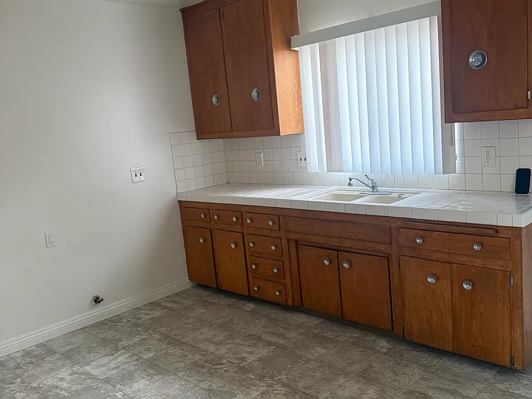 544 W Vesta St — Photo 8
