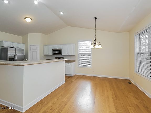 4th image of 880 Glenfield Dr