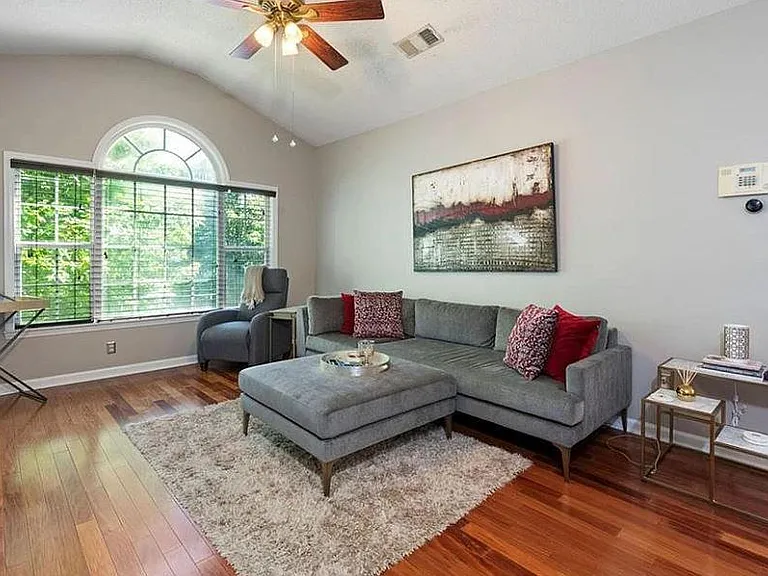 910 Spring Heights Ln SE — Photo 5