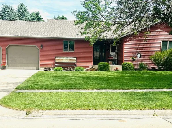 790 W 11th St, Garner, IA 50438