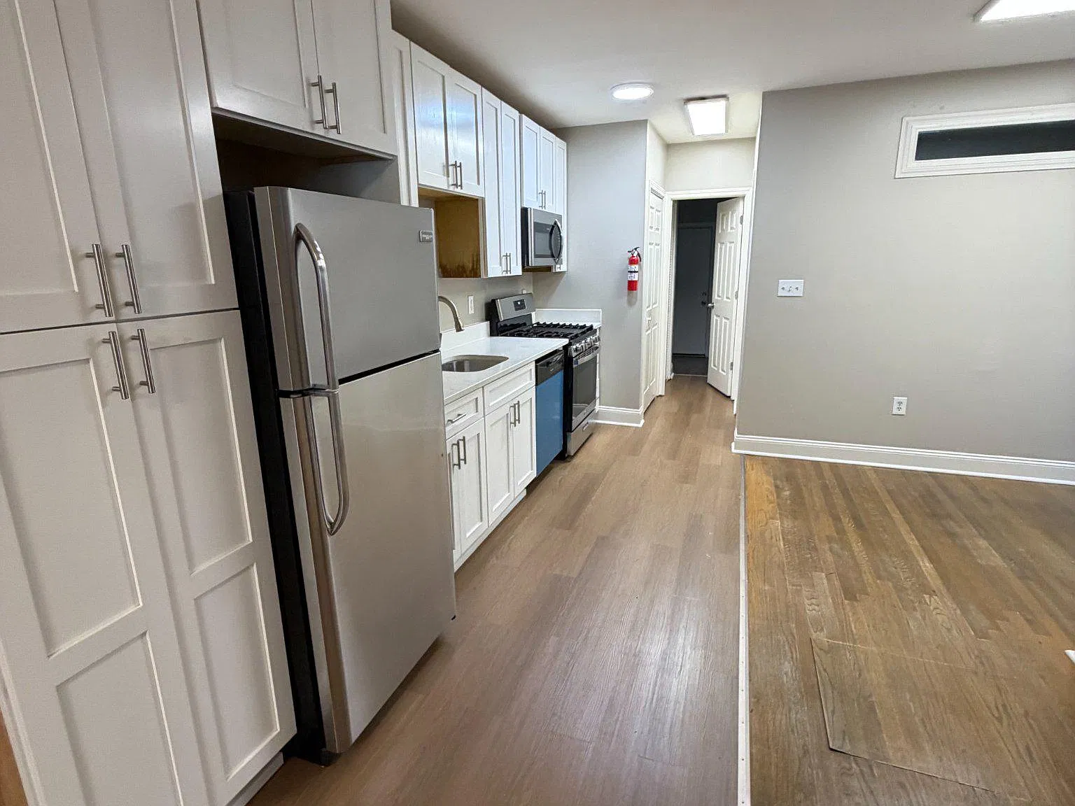 3 bed, 1.0 bath, 2800 sqft, $3,500 — Photo 4